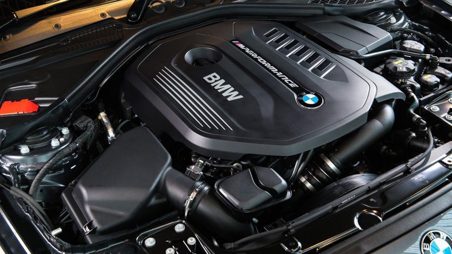 Моторный отсек BMW M140i 5-Door (F20) 2017 года  (AU) (фото 7 из 14)